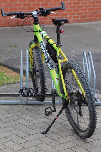 Die breiten Reifen des Mountainbikes passen nicht in die viel zu schmalen Bügel; das Rad kann zudem nur am Vorderrad angeschlossen werden.